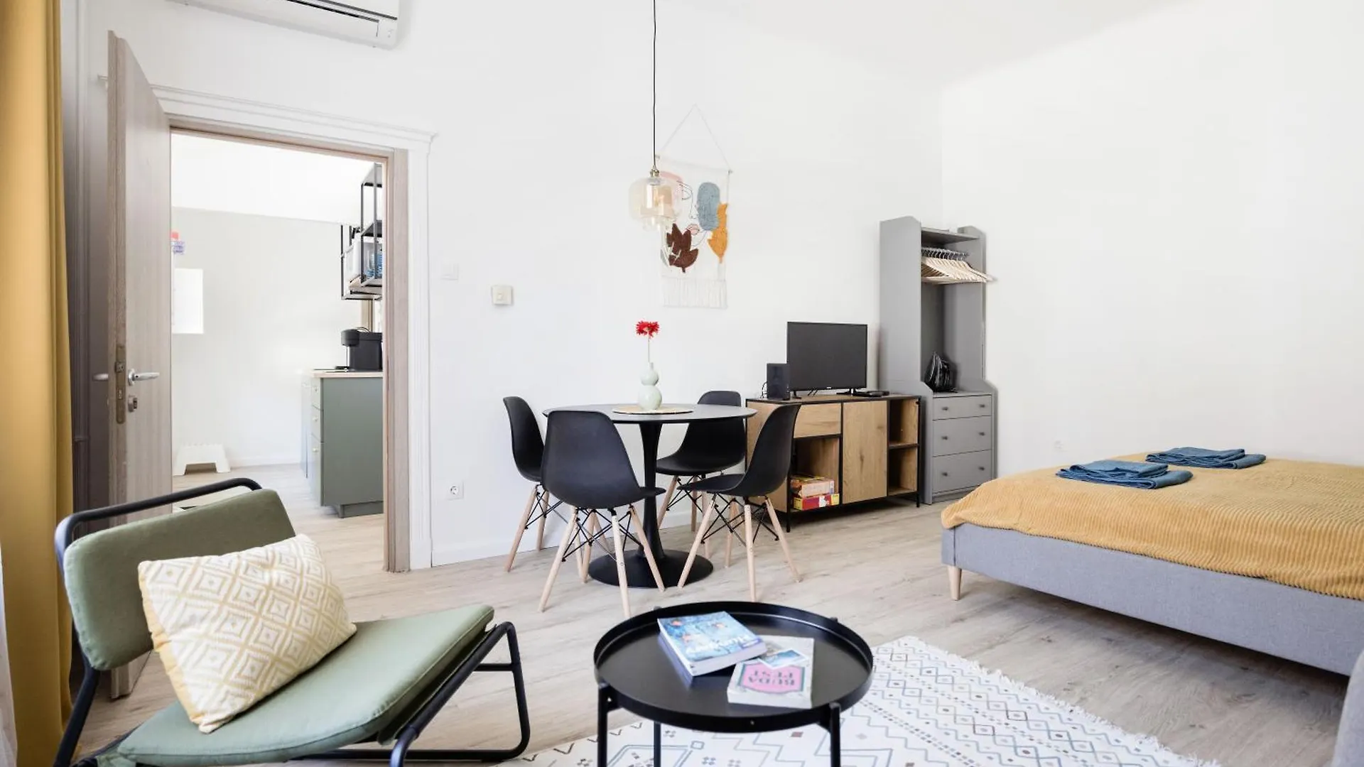 Stylish And Colourful Apartment In The City Centre Budapest