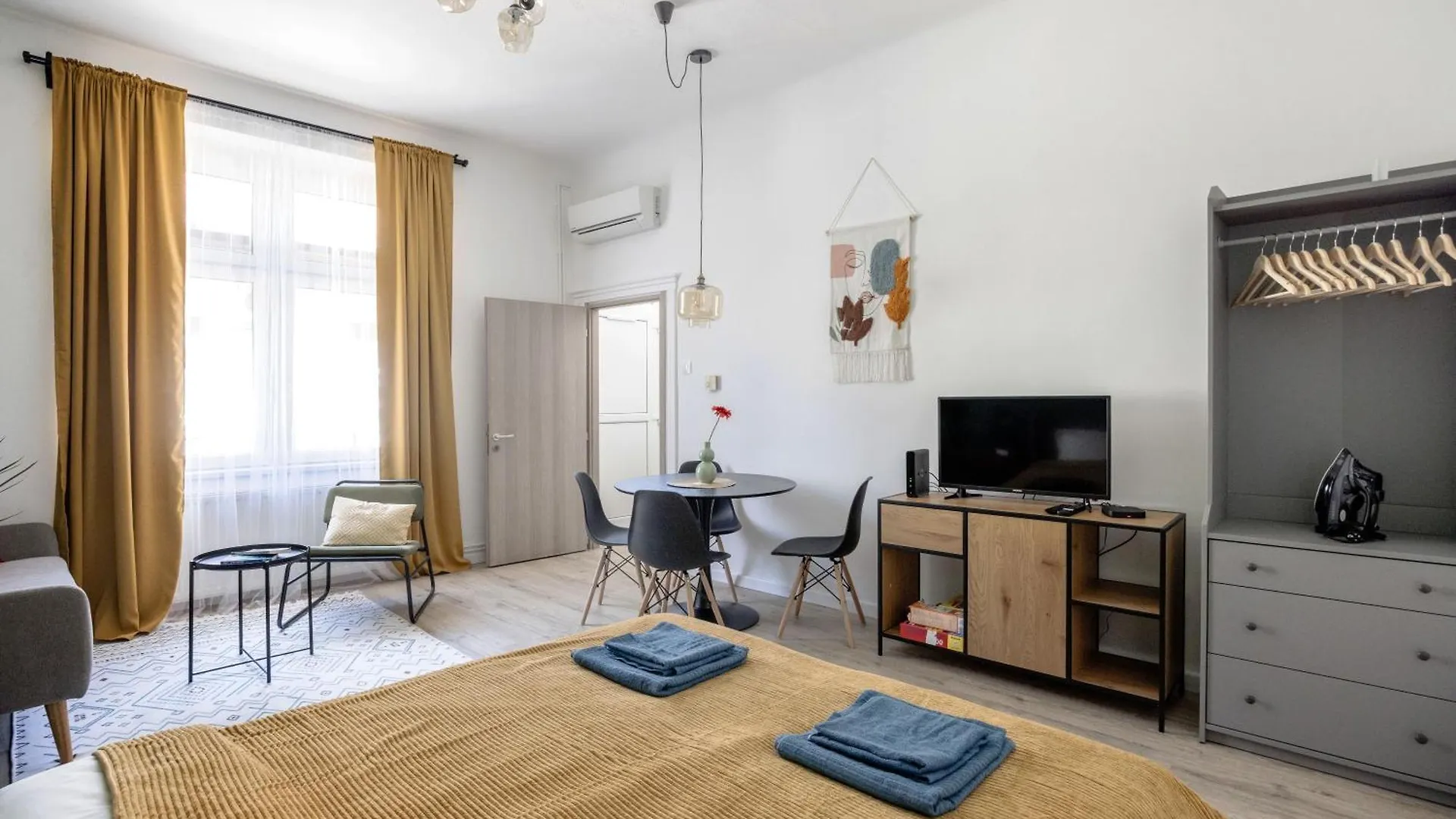 Stylish And Colourful Apartment In The City Centre Budapest