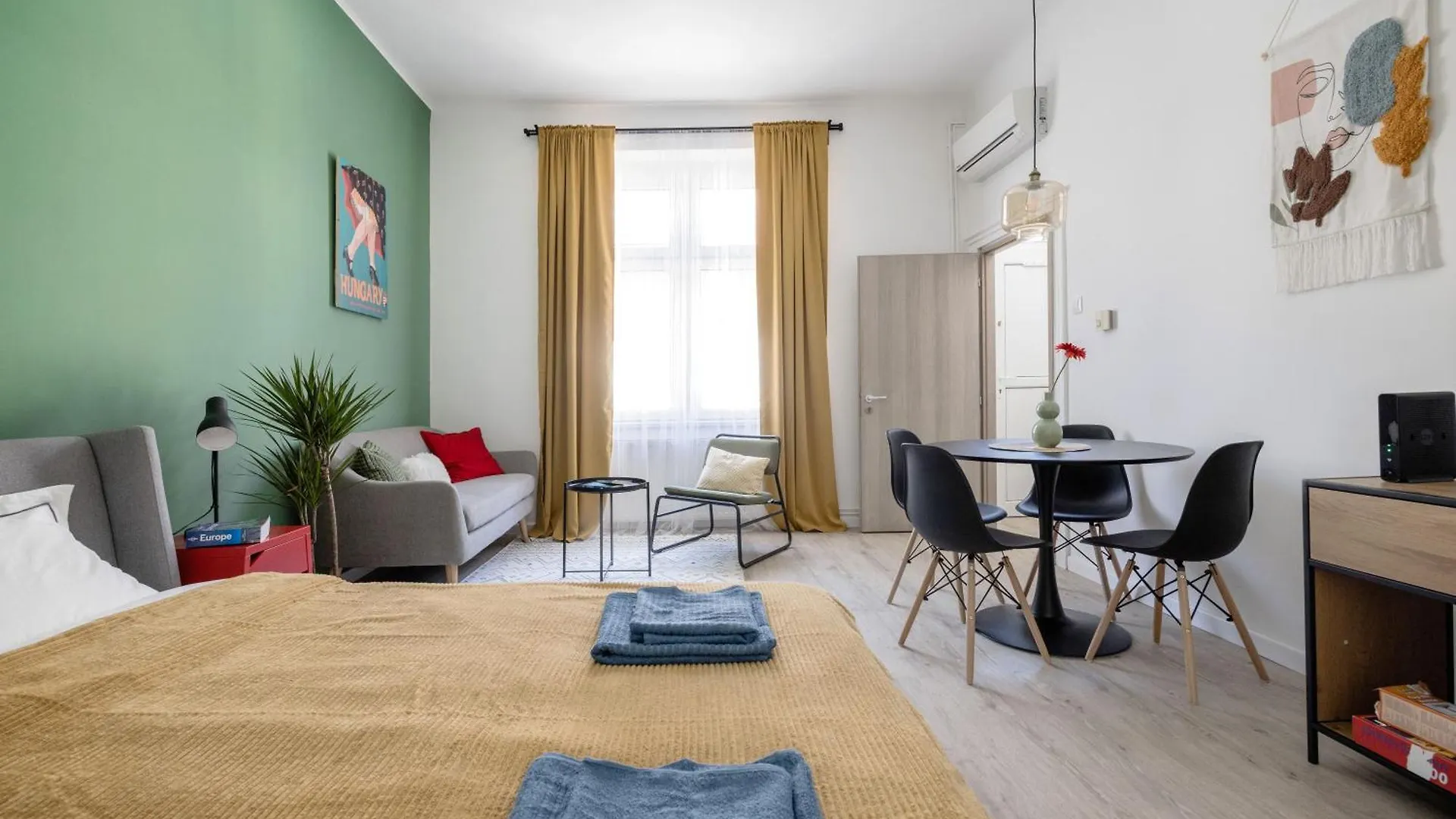 Stylish And Colourful Apartment In The City Centre Budapest